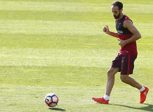 temporada 16/17. Entrenamiento en la ciudad deportiva Wanda. Juanfran con el balón durante el entrenamiento